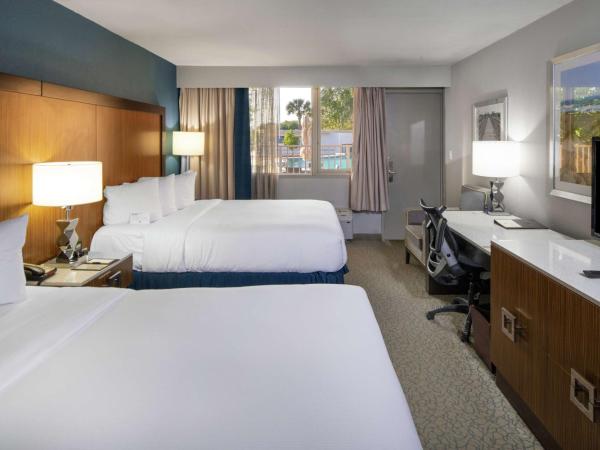 DoubleTree by Hilton Hotel Jacksonville Airport : photo 2 de la chambre chambre avec 2 lits queen-size et terrasse ou balcon