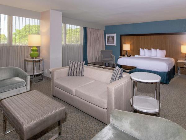 DoubleTree by Hilton Hotel Jacksonville Airport : photo 1 de la chambre suite studio de luxe avec lit king-size