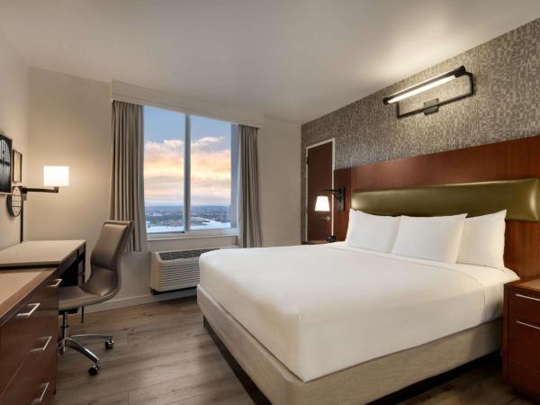 DoubleTree by Hilton New York Downtown : photo 2 de la chambre chambre lit king-size de luxe - vue sur rivière