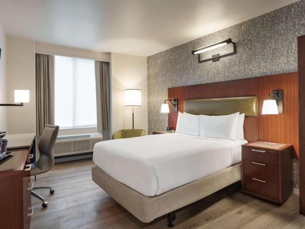 DoubleTree by Hilton New York Downtown : photo 1 de la chambre chambre double avec douche accessible aux personnes à mobilité réduite - installations pour personnes malentendantes