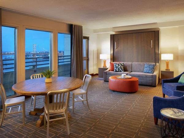 Hilton Philadelphia at Penn's Landing : photo 2 de la chambre suite lit king-size