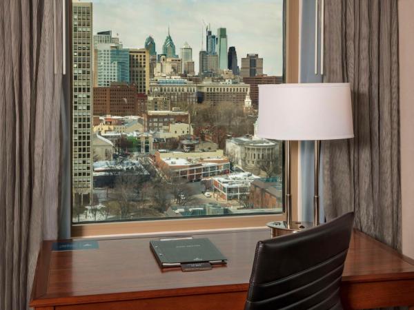 Hilton Philadelphia at Penn's Landing : photo 1 de la chambre chambre lit king-size avec vue sur la ville