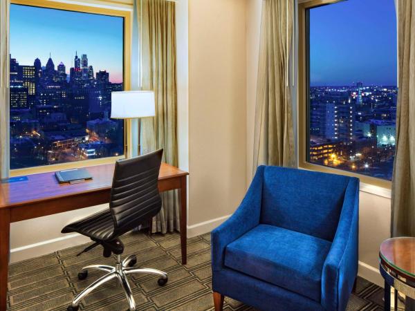 Hilton Philadelphia at Penn's Landing : photo 2 de la chambre chambre lit king-size avec vue sur la ville