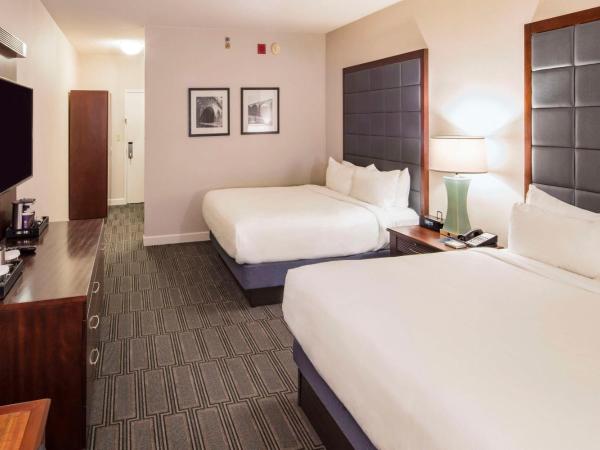 Hilton Philadelphia at Penn's Landing : photo 1 de la chambre queen room with two queen beds - mobility and hearing access