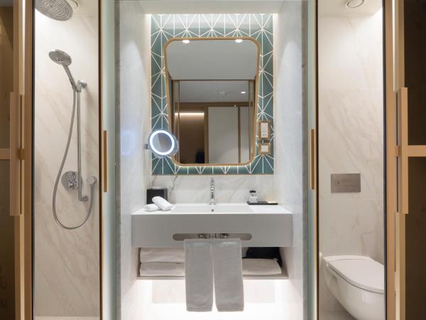 The Emerald House Lisbon - Curio Collection By Hilton : photo 5 de la chambre chambre d'angle lit king-size premium avec vue et balcon
