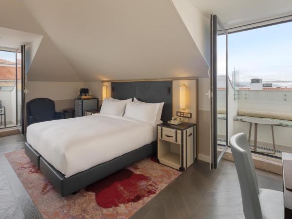 The Emerald House Lisbon - Curio Collection By Hilton : photo 1 de la chambre chambre d'angle lit king-size premium avec vue et balcon