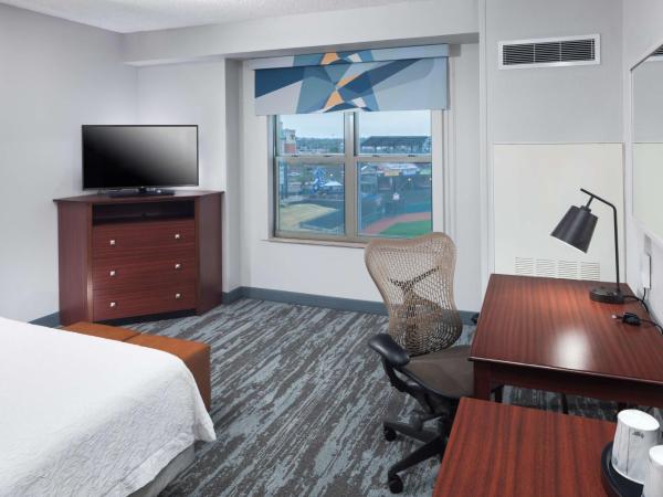 Hampton Inn & Suites Oklahoma City-Bricktown : photo 1 de la chambre chambre lit king-size deluxe - non-fumeurs