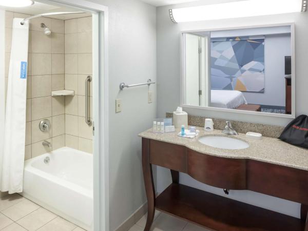 Hampton Inn & Suites Oklahoma City-Bricktown : photo 2 de la chambre suite 1 chambre lit king-size - non-fumeurs