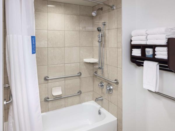 Hampton Inn & Suites Oklahoma City-Bricktown : photo 4 de la chambre king room with accessible tub - mobility and hearing access/non-smoking