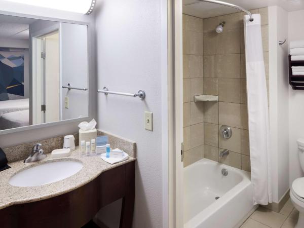 Hampton Inn & Suites Oklahoma City-Bricktown : photo 5 de la chambre chambre 2 lits queen-size - accessible aux personnes à mobilité réduite et adaptée aux personnes malentendantes - non-fumeurs
