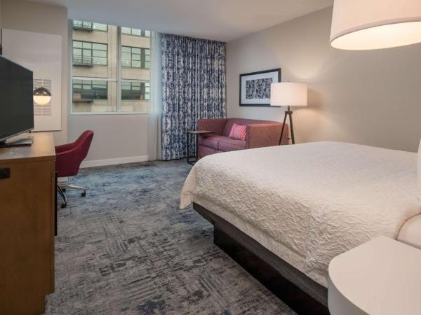 Hampton Inn And Suites By Hilton Portland-Pearl District : photo 2 de la chambre chambre lit king-size avec canapé-lit - non-fumeurs