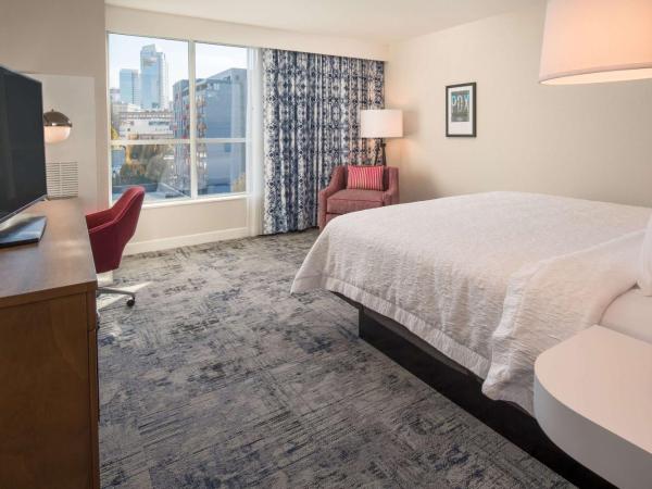 Hampton Inn And Suites By Hilton Portland-Pearl District : photo 2 de la chambre chambre lit king-size avec mini-réfrigérateur - non-fumeurs