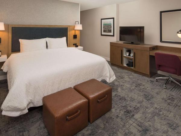 Hampton Inn And Suites By Hilton Portland-Pearl District : photo 3 de la chambre chambre lit king-size avec mini-réfrigérateur - non-fumeurs