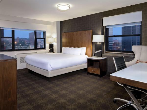 DoubleTree by Hilton Hotel & Suites Pittsburgh Downtown : photo 2 de la chambre suite lit king-size avec cuisine