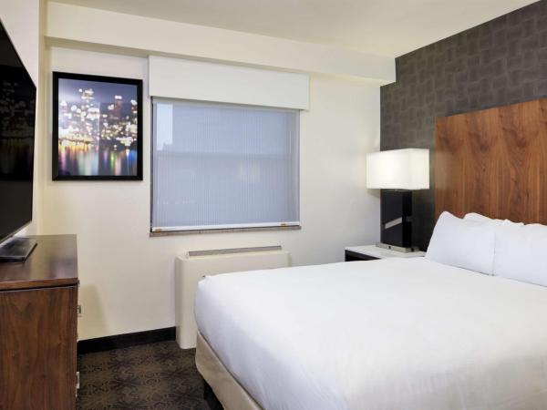 DoubleTree by Hilton Hotel & Suites Pittsburgh Downtown : photo 3 de la chambre suite lit king-size avec cuisine