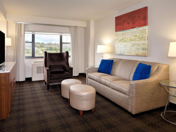 DoubleTree by Hilton Hotel & Suites Pittsburgh Downtown : photo 1 de la chambre suite lit queen-size
