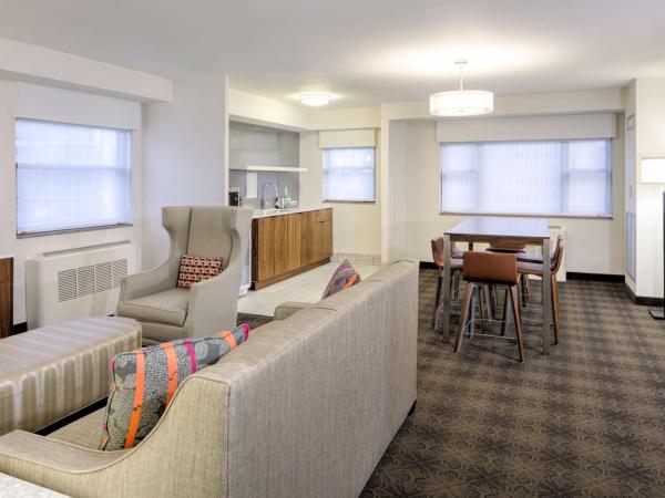 DoubleTree by Hilton Hotel & Suites Pittsburgh Downtown : photo 4 de la chambre suite lit king-size avec cuisine