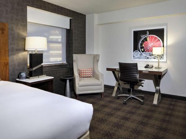 DoubleTree by Hilton Hotel & Suites Pittsburgh Downtown : photo 1 de la chambre suite lit king-size avec cuisine