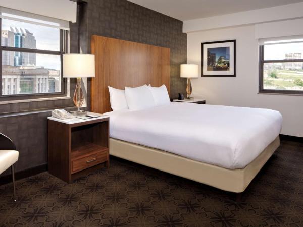 DoubleTree by Hilton Hotel & Suites Pittsburgh Downtown : photo 2 de la chambre suite lit queen-size