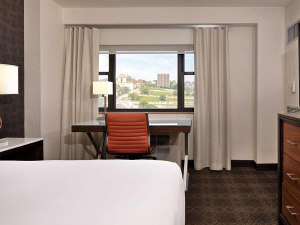 DoubleTree by Hilton Hotel & Suites Pittsburgh Downtown : photo 1 de la chambre chambre lit king-size - non-fumeurs