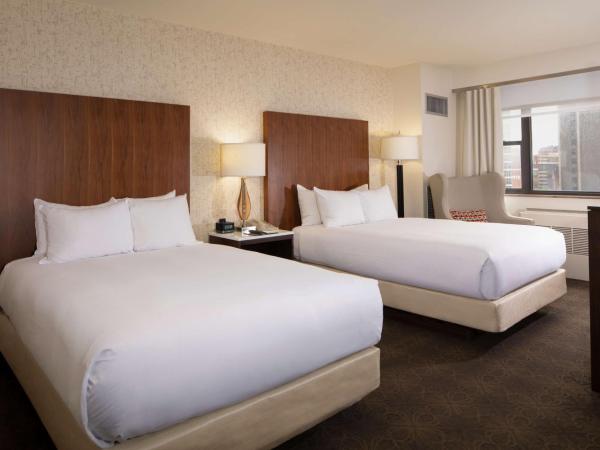 DoubleTree by Hilton Hotel & Suites Pittsburgh Downtown : photo 1 de la chambre chambre double avec 2 lits doubles - non-fumeurs