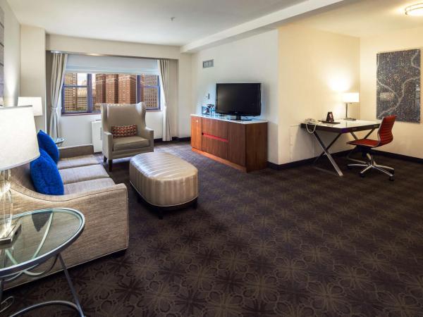 DoubleTree by Hilton Hotel & Suites Pittsburgh Downtown : photo 3 de la chambre suite lit king-size – non-fumeurs
