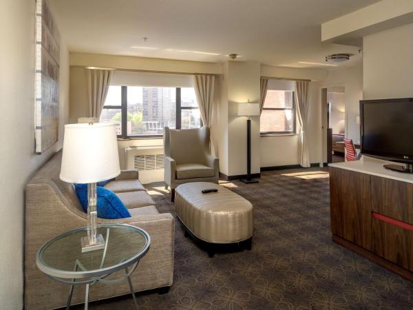 DoubleTree by Hilton Hotel & Suites Pittsburgh Downtown : photo 3 de la chambre suite lit queen-size