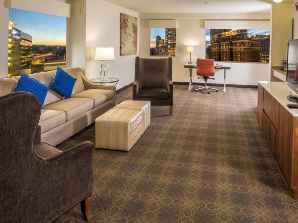 DoubleTree by Hilton Hotel & Suites Pittsburgh Downtown : photo 1 de la chambre suite 2 chambres avec lit king-size et lit queen-size accessible aux personnes à mobilité réduite/adaptée aux personnes malentendantes – non-fumeurs