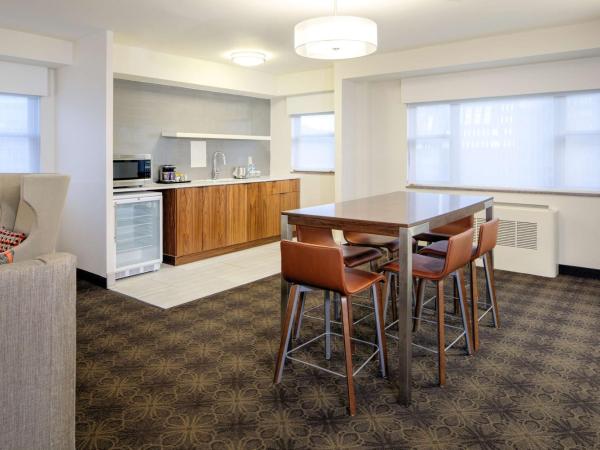 DoubleTree by Hilton Hotel & Suites Pittsburgh Downtown : photo 5 de la chambre suite lit king-size avec cuisine