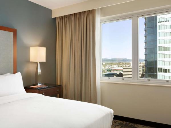 Embassy Suites by Hilton Denver Downtown Convention Center : photo 5 de la chambre suite lit king-size - vue sur montagne