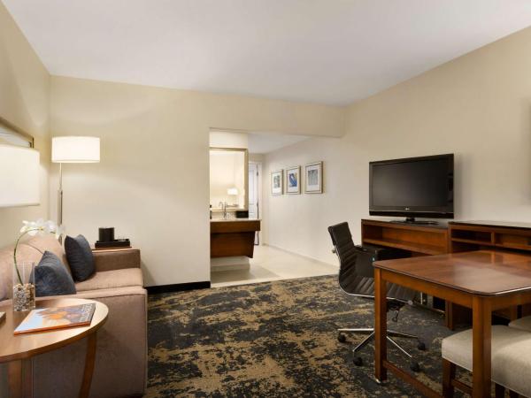 Embassy Suites by Hilton Denver Downtown Convention Center : photo 3 de la chambre king suite with accessible tub - mobility and hearing access/non-smoking