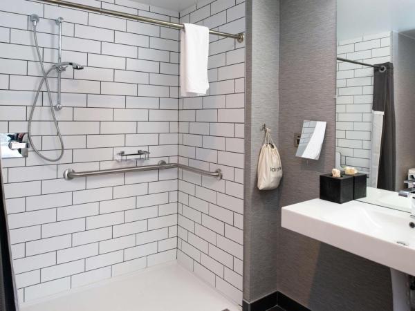 Joinery Hotel Pittsburgh, Curio Collection by Hilton : photo 5 de la chambre chambre lit king-size deluxe avec douche accessible en fauteuil roulant - adaptée aux personnes à mobilité réduite