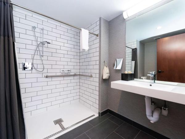 Joinery Hotel Pittsburgh, Curio Collection by Hilton : photo 4 de la chambre chambre lit king-size pour personnes à mobilité réduite - douche accessible en fauteuil roulant