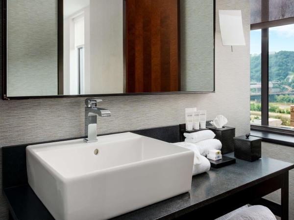 Joinery Hotel Pittsburgh, Curio Collection by Hilton : photo 4 de la chambre chambre lit queen-size