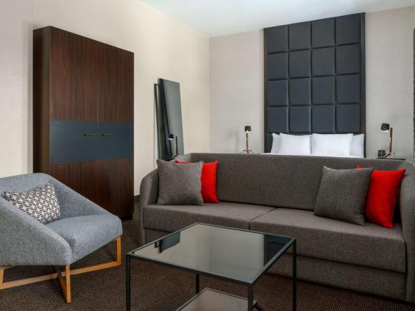 Joinery Hotel Pittsburgh, Curio Collection by Hilton : photo 1 de la chambre suite junior lit king-size avec coin salon