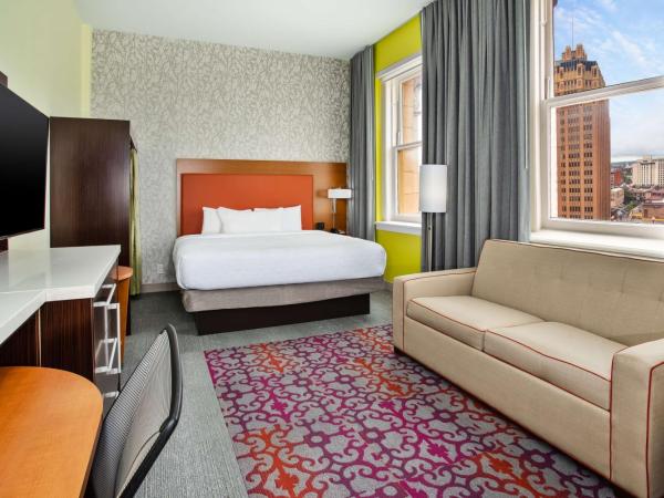 Home2 Suites by Hilton San Antonio Downtown - Riverwalk, TX : photo 2 de la chambre suite studio d’angle avec lit king-size - vue sur ville - non-fumeurs