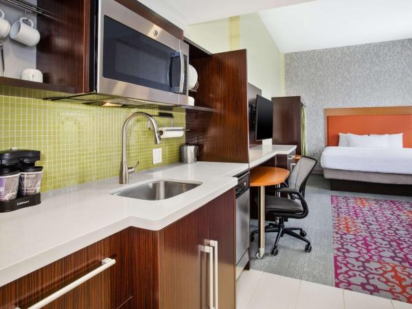 Home2 Suites by Hilton San Antonio Downtown - Riverwalk, TX : photo 1 de la chambre suite studio d’angle avec lit king-size - vue sur ville - non-fumeurs