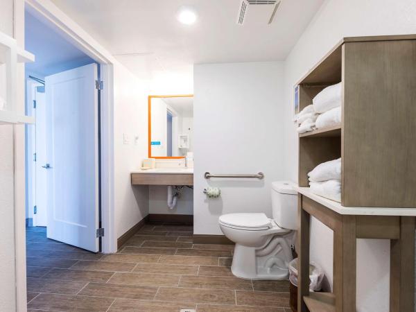 Hampton Inn Virginia Beach Oceanfront North : photo 10 de la chambre king room with accessible tub - mobility and hearing access/non-smoking