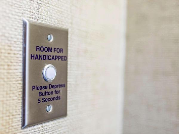 Hampton Inn Virginia Beach Oceanfront North : photo 10 de la chambre double room with two double beds and roll-in shower - mobility and hearing access/non-smoking