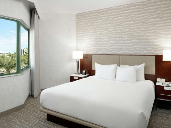 DoubleTree Suites by Hilton Phoenix : photo 4 de la chambre one-bedroom suite with king bed & sofa bed - hearing accessible
