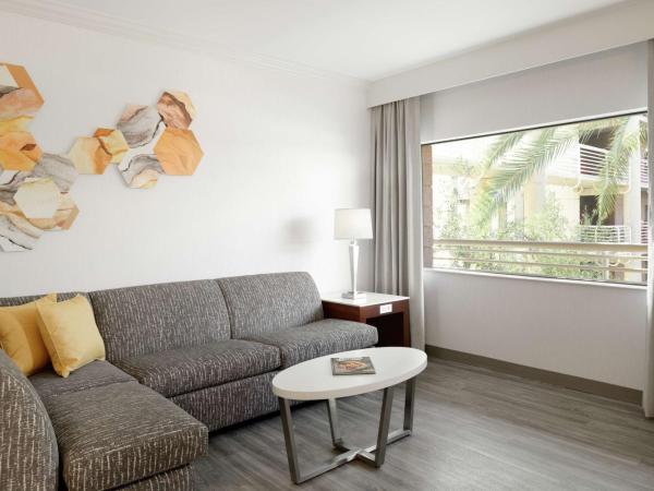 DoubleTree Suites by Hilton Phoenix : photo 5 de la chambre one-bedroom suite with king bed & sofa bed