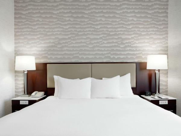 DoubleTree Suites by Hilton Phoenix : photo 3 de la chambre one-bedroom suite, ada with tub - queen bed & sofa bed