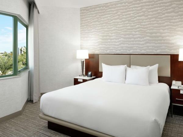 DoubleTree Suites by Hilton Phoenix : photo 6 de la chambre premium one bedroom suite - king bed & sofa bed