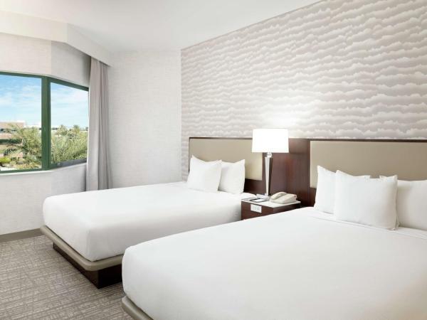 DoubleTree Suites by Hilton Phoenix : photo 3 de la chambre one-bedroom suite, ada with roll-in shower - two queen beds & sofa bed