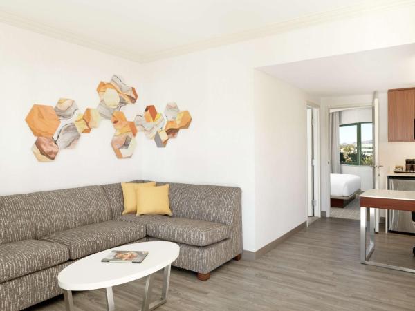 DoubleTree Suites by Hilton Phoenix : photo 6 de la chambre one-bedroom suite with king bed & sofa bed