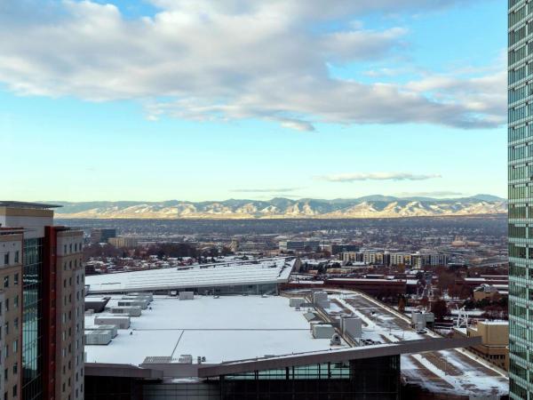 Home2 Suites By Hilton Denver Downtown Convention Center : photo 4 de la chambre suite studio lit king-size - vue sur montagne