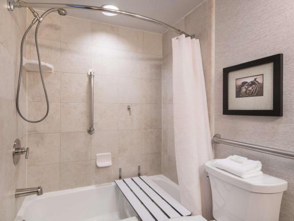 Embassy Suites by Hilton Austin Central : photo 4 de la chambre one-bedroom queen suite with accessible tub - mobility access/non-smoking