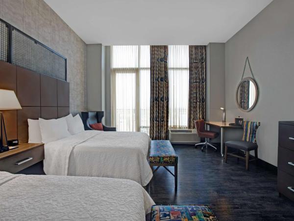 Hampton Inn and Suites Austin University Capitol : photo 7 de la chambre chambre 2 lits queen-size avec balcon