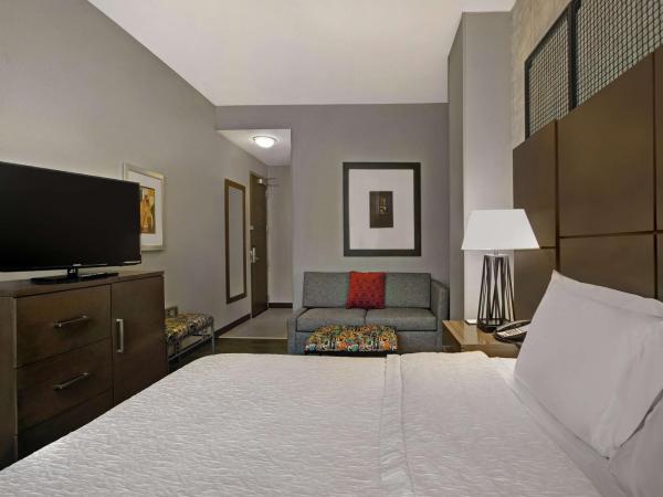 Hampton Inn and Suites Austin University Capitol : photo 1 de la chambre chambre lit king-size avec canapé-lit - non-fumeurs