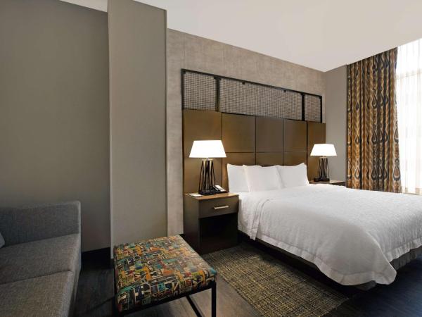 Hampton Inn and Suites Austin University Capitol : photo 2 de la chambre chambre lit king-size avec canapé-lit - non-fumeurs